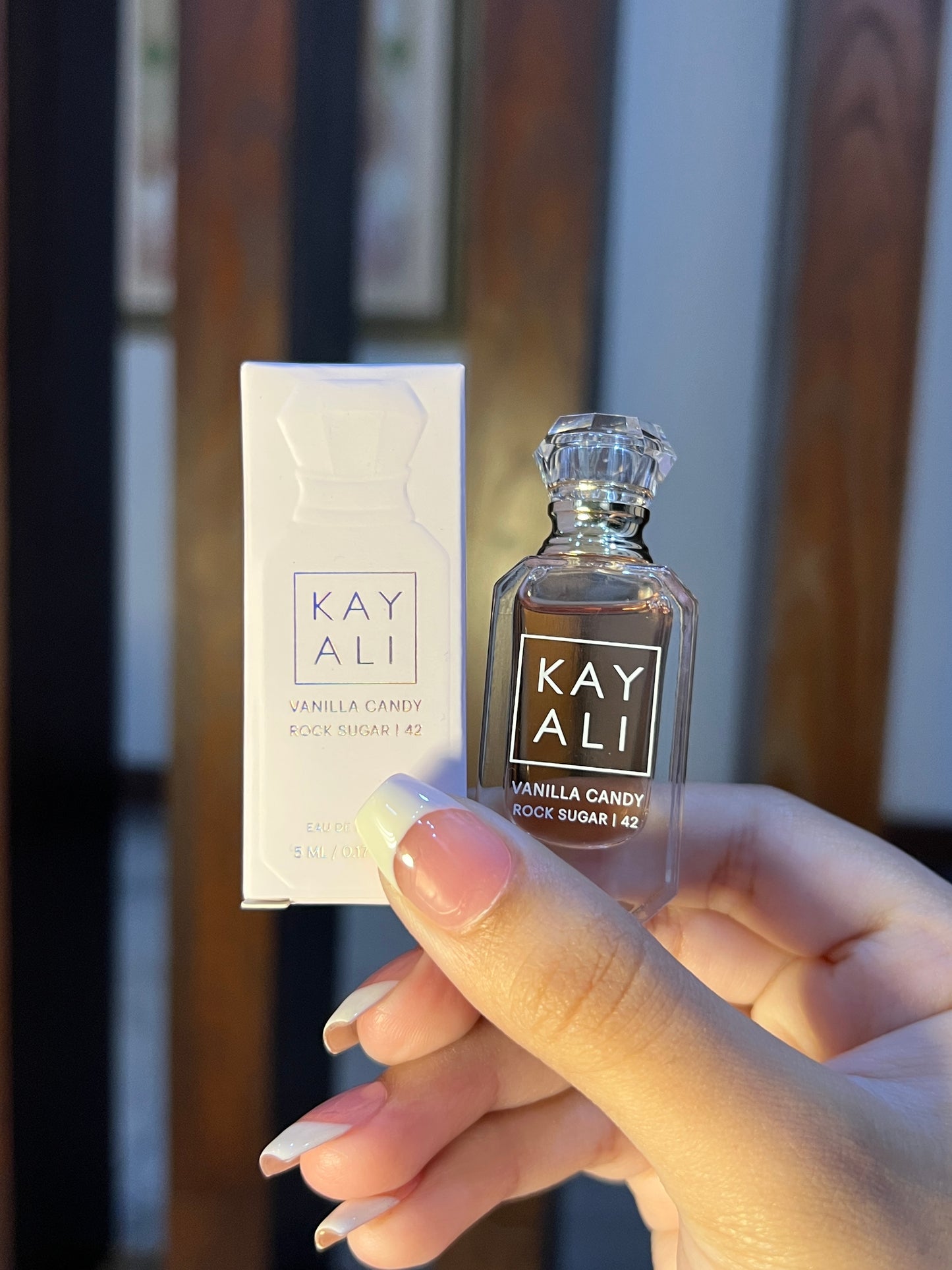 KAYALI
VANILLA CANDY ROCK SUGAR | 42 Eau de Parfum Travel Spray