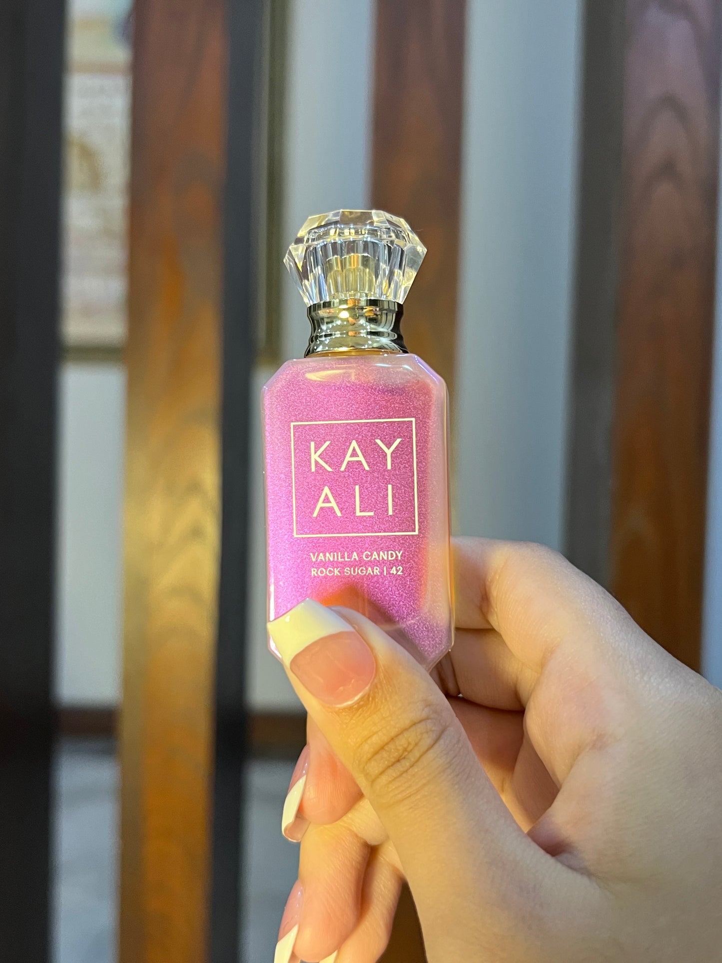 KAYALI
VANILLA CANDY ROCK SUGAR | 42 Eau de Parfum Travel Spray